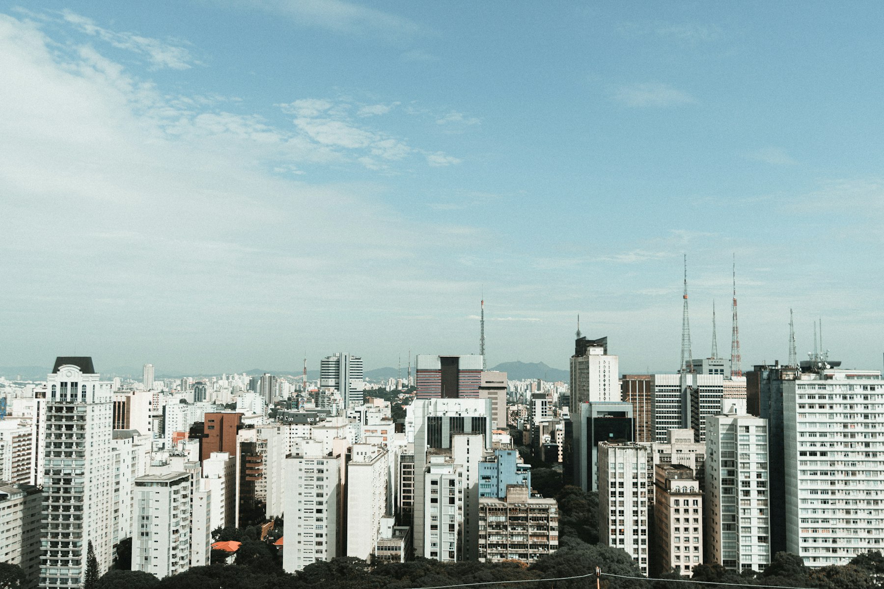 Paisagem urbana de São Paulo, com edifícios e áreas verdes